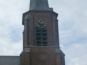 Foto van andere kant kerk, even schrijnend.