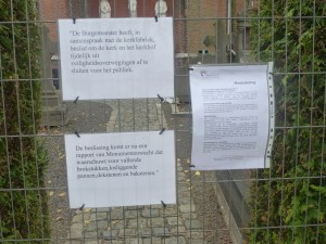 Achterkant kerk. Afgesloten met indrukwekkend hekwerk.