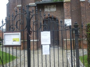 Het plakkaat op de kerk is gelukkig niet te zichtbaar, want pure desinformatie. Geen mis meer op zondag.
