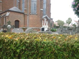 Met gevaar voor zijn eigen leven wist onze vliegende reporter toch nog een foto te maken van het bedreigde kerkhof.