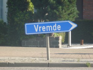 Ellende. In de meerjarenbegroting was er geen geld voorzien om de blauwe verf te bekostigen om de letter v te overschilderen.