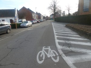 Fietssuggestiestrook in de kleur van het asfalt. Bemerk ook het karaktervolle karakter van de weg.
