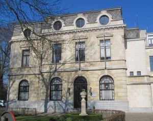 Het gemeentehuis van Boechout. Een bouwwerk dat menig Vremdeling in zijn leven nooit hoopt te zien.