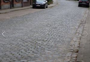 Archiefbeeld van de Reigersmolenstraat. Ooit alleen weggelegd voor echte flandriens, nu ook toegankelijk voor saloncoureurs.