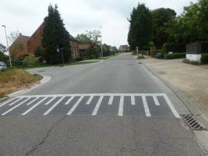 Stijlvolle verkeersdrempel. Een beetje art nouveau gecombineerd met kunststijlen die nog een naam moeten krijgen.