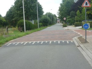 Nu de Broechemsesteenweg omgevormd wordt tot één groot verkeersplateau is er voor onafhankelijke verkeersdrempels geen plaats meer.