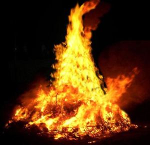 Een sfeerbeeld van de brandstapel die de Gay Pride afsloot.