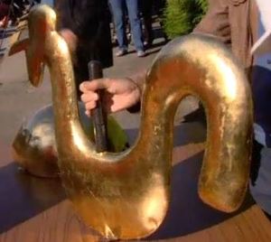 Deze onschuldig ogende kerkhaan verliest toch een groot deel van zijn onschuld nu blijkt dat hij mogelijk besmet is met ebola.