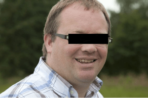 Deze man verklaarde dat zijn trein op tijd reed. Om zijn integratie in de maatschappij te vergemakkelijken wanneer ie wordt vrijgelaten, hebben we hem onherkenbaar gemaakt.