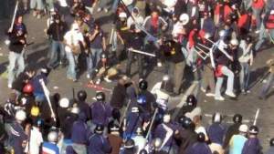 Rivaliserende ouders gaan met elkaar op de vuist.