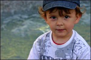 Het gelukzalige gezicht van een kleuter die zich net moreel superieur heeft gewaand.